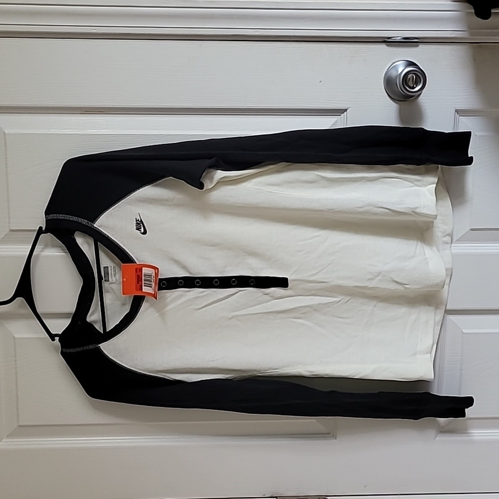 Nike top Black and white 3/4 button